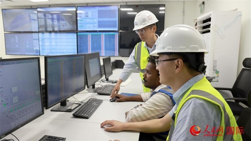 工作人員進行倒送電準備。人民網(wǎng)記者 管克江攝