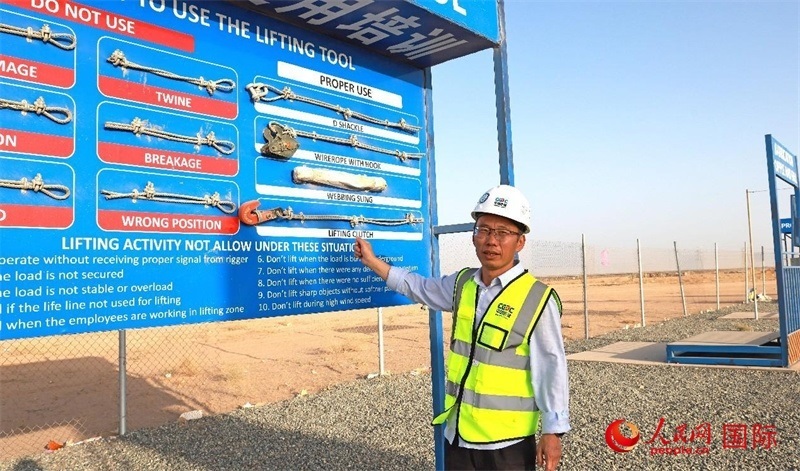 中國能建國際工程公司副總經(jīng)理兼阿爾舒巴赫電站項目經(jīng)理熊高峽展示安全培訓(xùn)中心設(shè)施。人民網(wǎng)記者 管克江攝