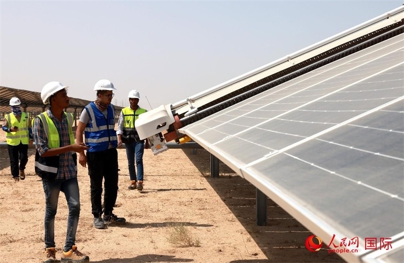 工作人員在測試自動清掃機器人。人民網(wǎng)記者管克江攝