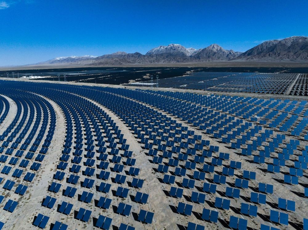 這是2024年4月23日在青海省海西蒙古族藏族自治州德令哈市光伏（光熱）產(chǎn)業(yè)園拍攝的光熱電站（無人機(jī)照片）。新華社記者 張龍 攝