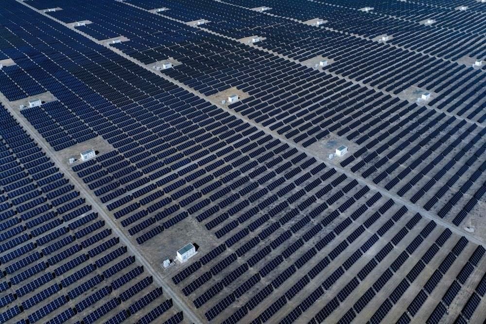 這是2024年4月15日在青海省海南藏族自治州共和縣塔拉灘綠色產(chǎn)業(yè)發(fā)展園區(qū)拍攝的光伏電站。新華社記者 張龍 攝