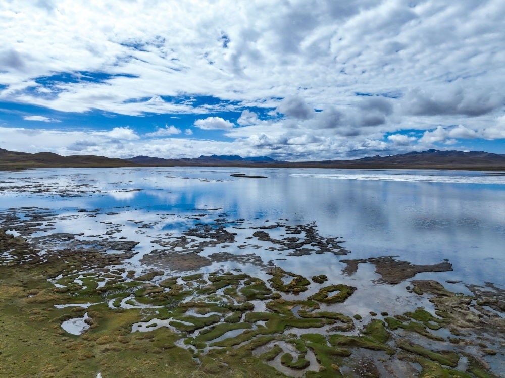 這是2024年5月26日在長江源頭地區(qū)拍攝的班德湖一角（無人機(jī)照片）。新華社記者 張龍 攝