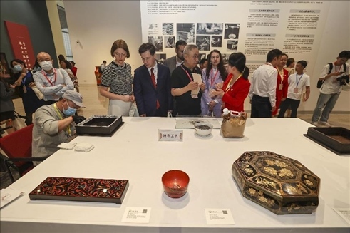2023年5月28日，北京，推光漆器匠人為駐華使節(jié)展示技藝。