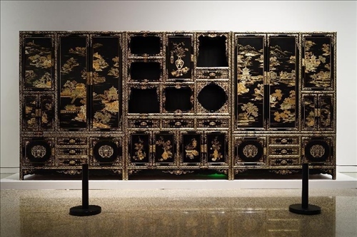 2023年7月9日，北京，中國工藝美術(shù)館·中國非物質(zhì)文化遺產(chǎn)館，“山西特色專業(yè)鎮(zhèn)·平遙非遺雙寶中華行”展覽展出的推光漆器作品。