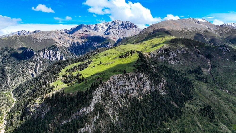 這是2023年6月18日在青海省玉樹藏族自治州囊謙縣拍攝的風(fēng)光（無人機(jī)照片）。新華社記者 張龍 攝