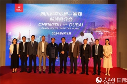 與會(huì)嘉賓合影留念。人民網(wǎng)記者張志文攝