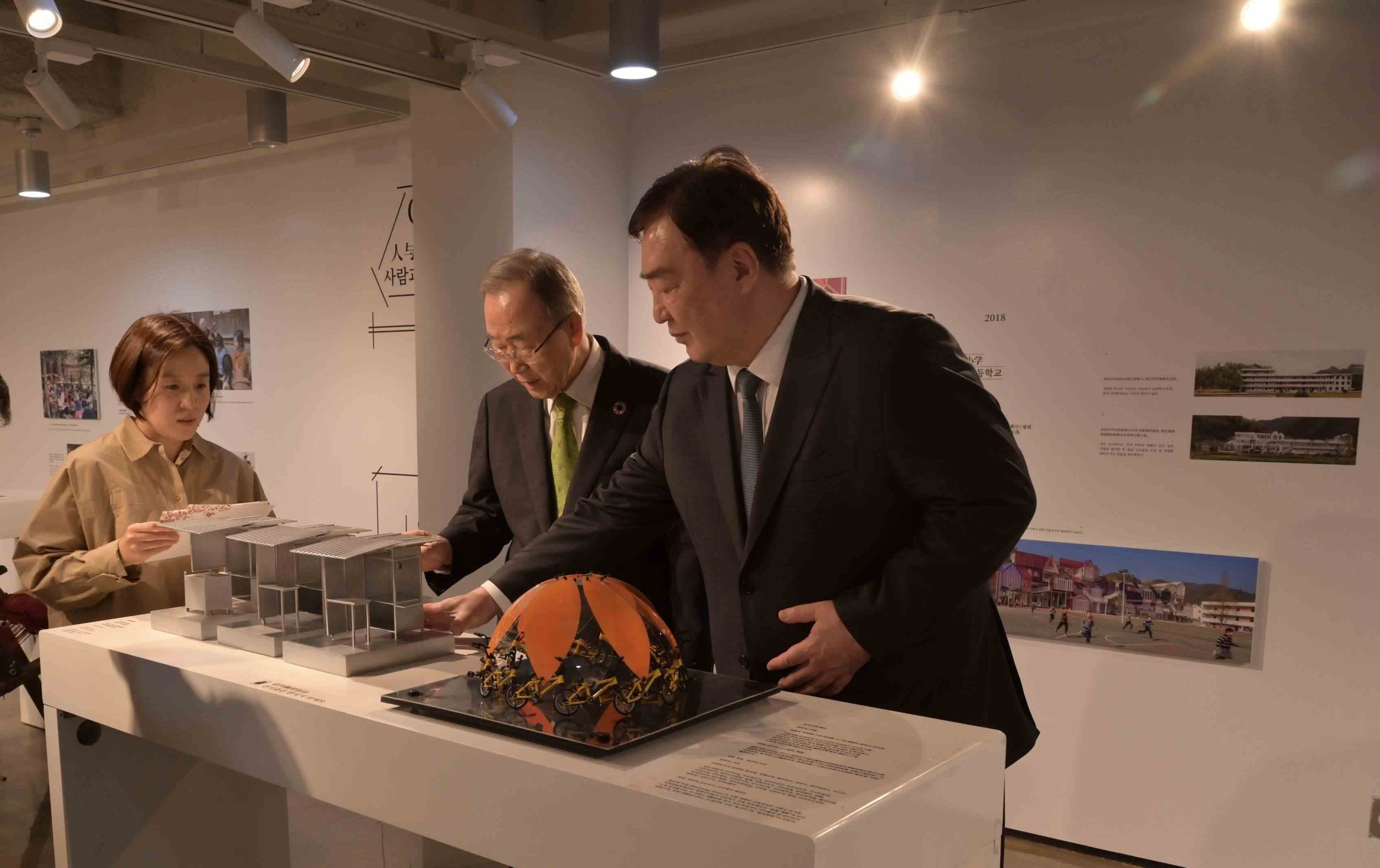 邢海明（右一）與潘基文共同參觀《自然生活傳承——美麗中國(guó)特展》。首爾中國(guó)文化中心供圖