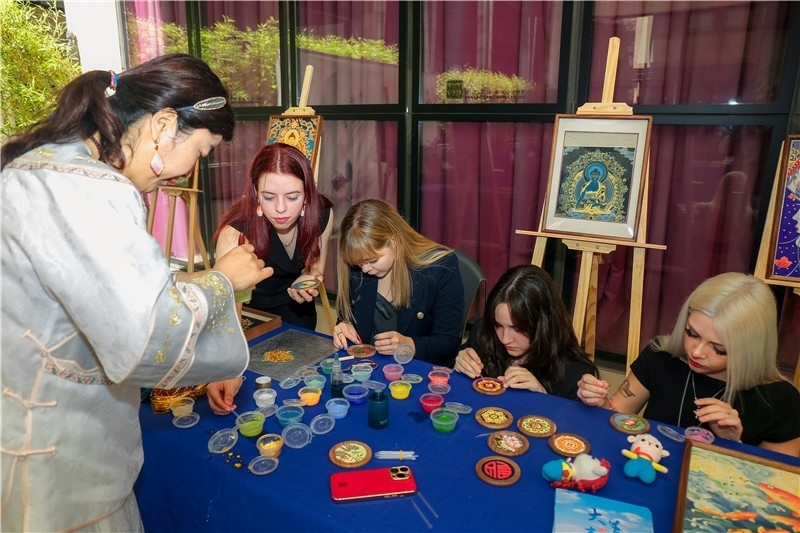 西班牙嘉賓參觀青海傳統(tǒng)手工技藝展示。主辦方供圖