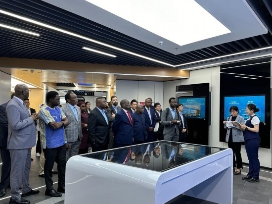 使節(jié)團(tuán)考察云上貴州大數(shù)據(jù)集團(tuán)展示中心。新華社記者 袁睿 攝