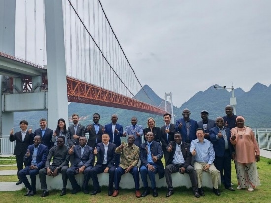 使節(jié)團(tuán)與壩陵河大橋合影。新華社記者 吳思 攝