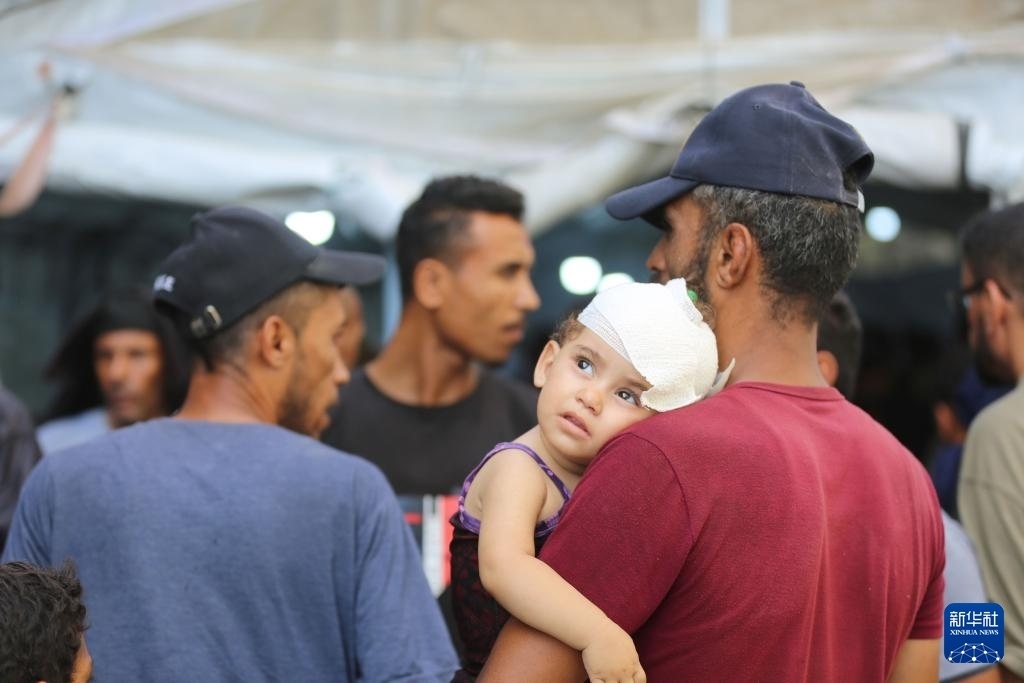 這是6月8日在加沙地帶中部努賽賴特難民營拍攝的傷員。新華社發(fā)（馬爾萬·達(dá)烏德攝）