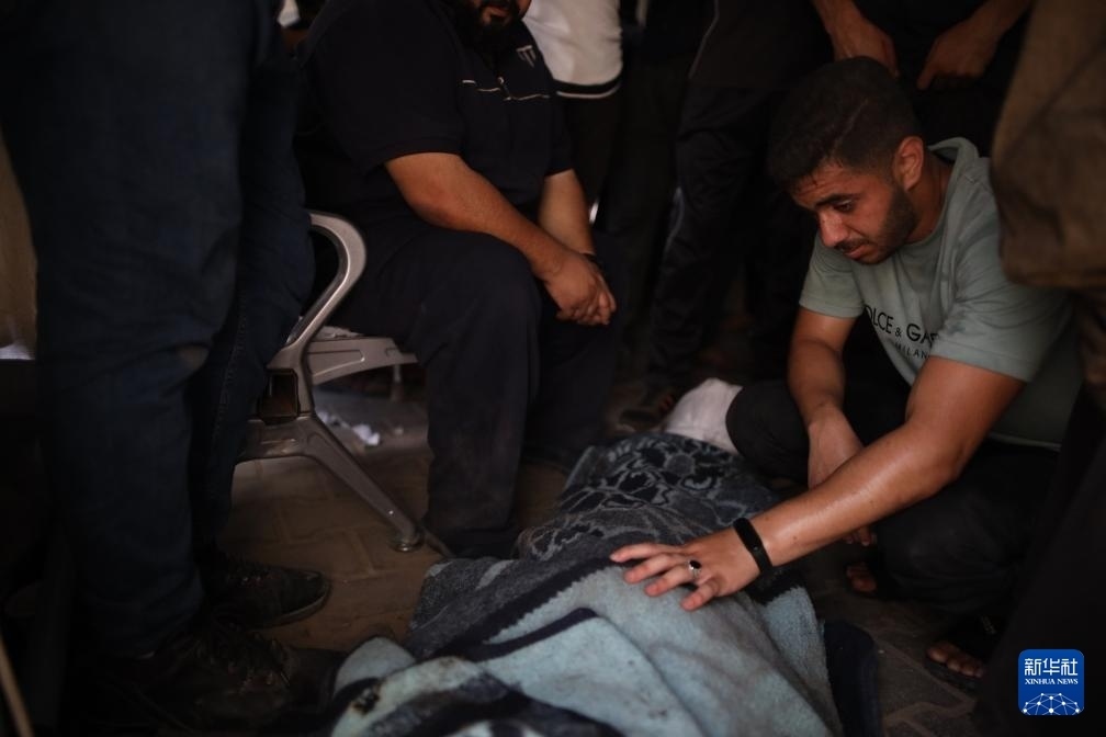 這是6月8日在加沙地帶中部努賽賴特難民營拍攝的以軍襲擊受害者。新華社發(fā)（馬爾萬·達(dá)烏德攝）