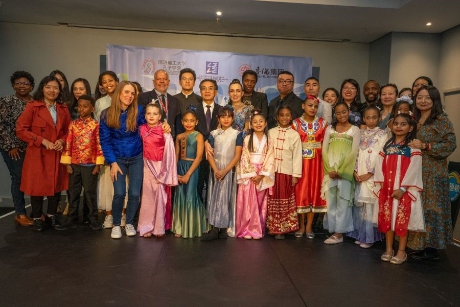 中南嘉賓與選手們合影。