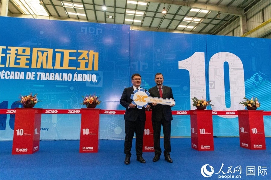 儀式上，徐工巴西制造總經(jīng)理李寒光將第23456臺(tái)產(chǎn)品鑰匙交付給客戶巴西Simak公司首席執(zhí)行官安德森·阿布魯手中。 人民日?qǐng)?bào)社拉美中心分社 威廉·科埃略·維亞納攝