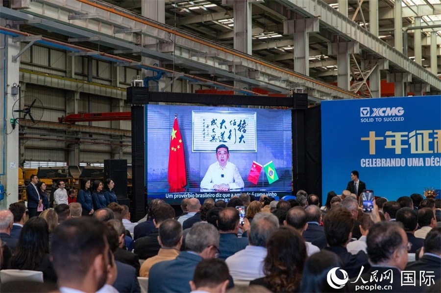徐工集團(tuán)、徐工機(jī)械董事長楊東升在視頻致辭中表示，徐工作為中國工程機(jī)械的排頭兵，堅(jiān)定不移實(shí)施國際化主戰(zhàn)略，投資運(yùn)營的徐工巴西制造基地成為見證中巴友誼的標(biāo)桿示范。 人民日?qǐng)?bào)社拉美中心分社 威廉·科埃略·維亞納攝