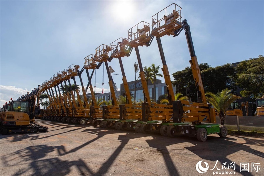 在徐工巴西制造生產(chǎn)基地，一批完成生產(chǎn)的設(shè)備正準(zhǔn)備交付客戶。 人民日?qǐng)?bào)社拉美中心分社 威廉·科埃略·維亞納攝