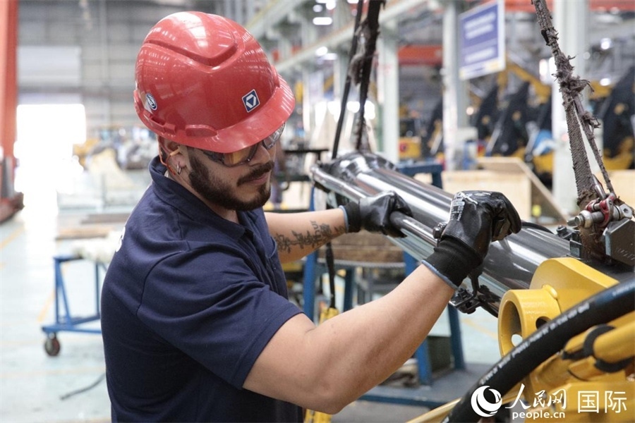 一名徐工巴西制造基地的當(dāng)?shù)貑T工正在進(jìn)行設(shè)備安裝和調(diào)試。 人民日?qǐng)?bào)社拉美中心分社 威廉·科埃略·維亞納攝