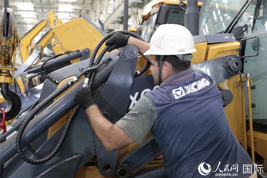 一名徐工巴西制造基地的當(dāng)?shù)貑T工正在進(jìn)行設(shè)備安裝和調(diào)試。 人民日?qǐng)?bào)社拉美中心分社 威廉·科埃略·維亞納攝