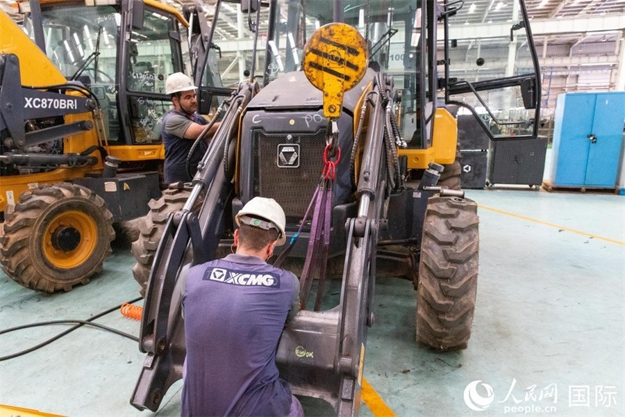 兩名徐工巴西制造基地的當(dāng)?shù)貑T工正在進(jìn)行設(shè)備安裝和調(diào)試。 人民日?qǐng)?bào)社拉美中心分社 威廉·科埃略·維亞納攝