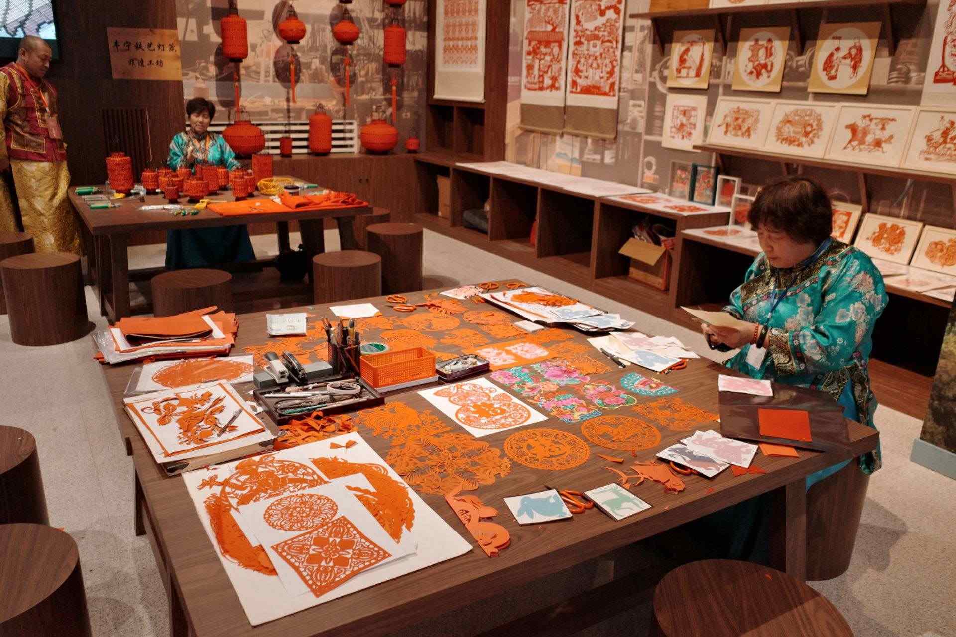 “氣象萬千——中國非遺保護實踐主題展”上，非遺傳承人現場展示。人民網記者 劉微攝