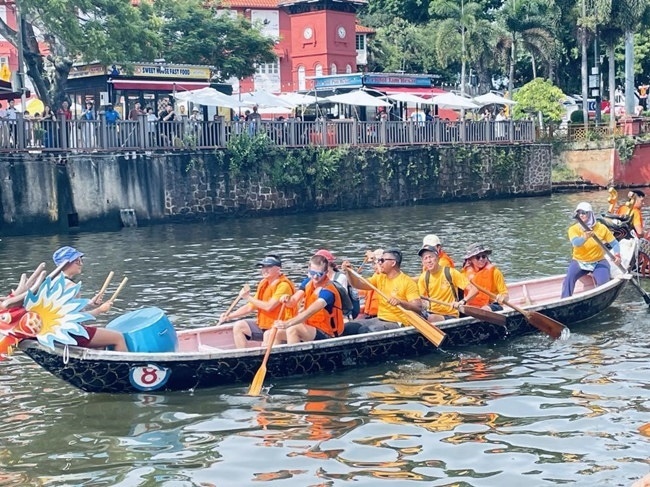 多元種族共同奮輯前進，體驗在馬六甲河劃龍舟，引來大批游客駐足圍觀。組委會供圖