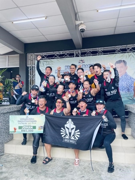 全體隊員歡慶取得混合組冠軍。組委會供圖