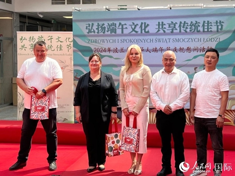 向波蘭友人發(fā)放端午節(jié)慰問品。人民網(wǎng)記者 李增偉攝