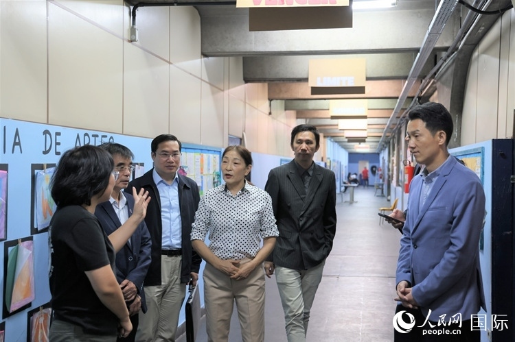 中國(guó)駐里約總領(lǐng)館商務(wù)參贊敬艷輝（右一）等嘉賓在里約孔院中方院長(zhǎng)孫艷萍（左一）帶領(lǐng)下，參觀薩繆爾·韋納公立學(xué)校的中文教室，了解該校中文教學(xué)軟硬件設(shè)施。人民網(wǎng)記者 時(shí)元皓攝