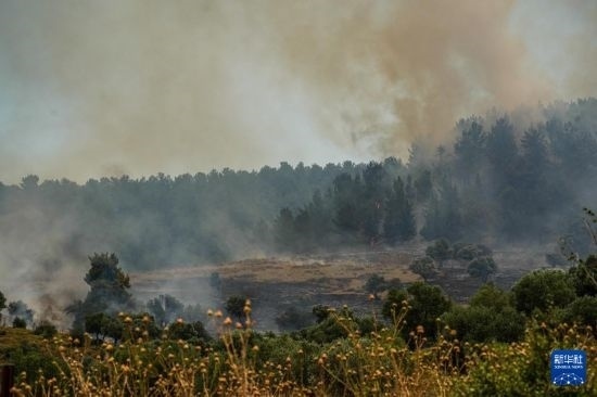  6月12日，以色列北部加利利地區(qū)遭受火箭彈襲擊后冒出滾滾濃煙。新華社發(fā)（阿亞爾·馬戈林攝/基尼圖片社）