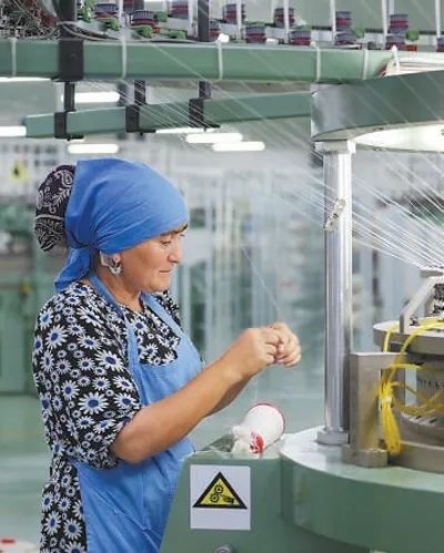 在針織毛坯車間，當(dāng)?shù)毓と苏诮泳€。胡澤曦?cái)z