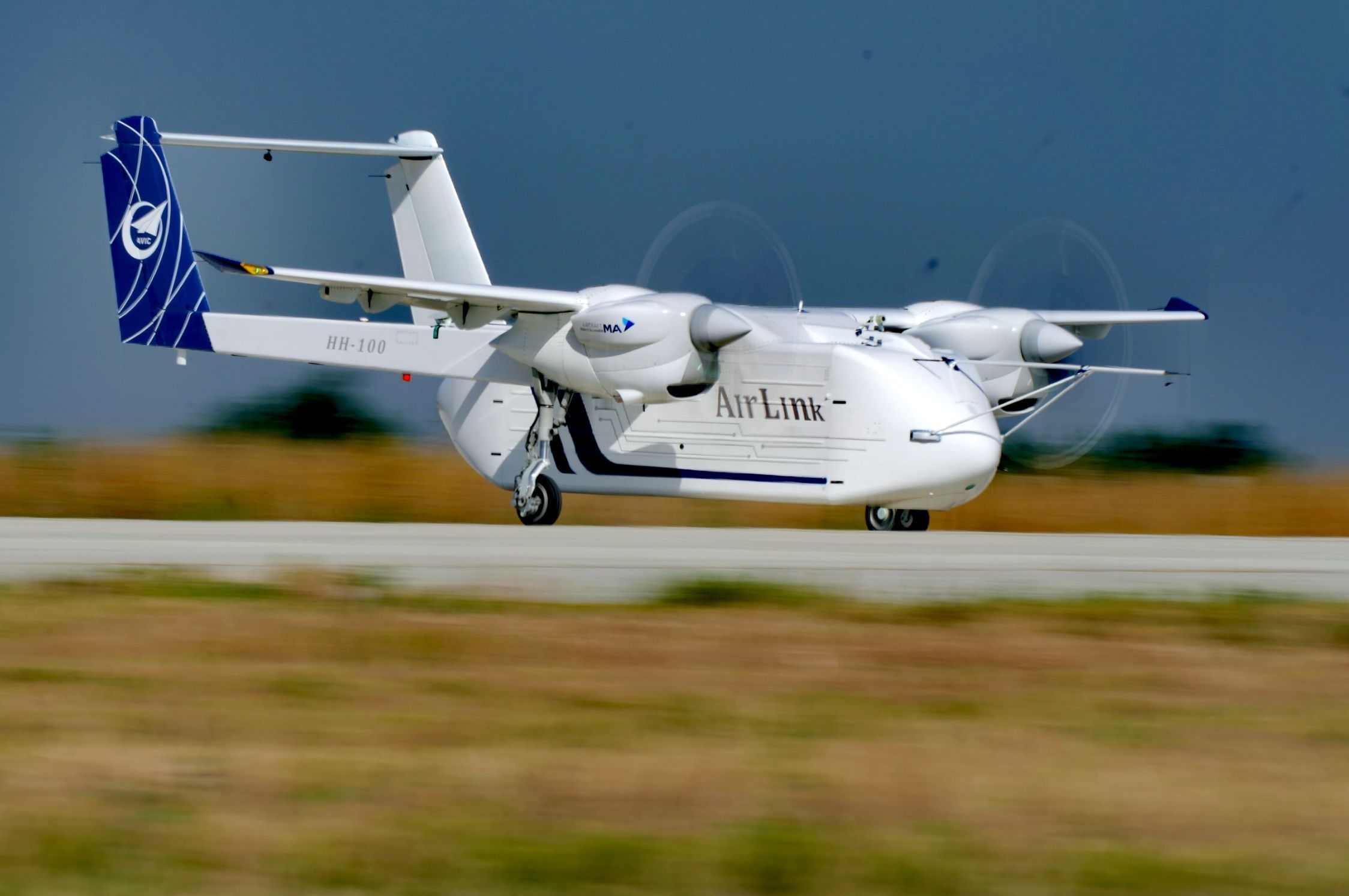△2024年6月12日，HH-100航空商用無人運(yùn)輸系統(tǒng)驗(yàn)證機(jī)在西安藍(lán)田通用機(jī)場首飛成功。