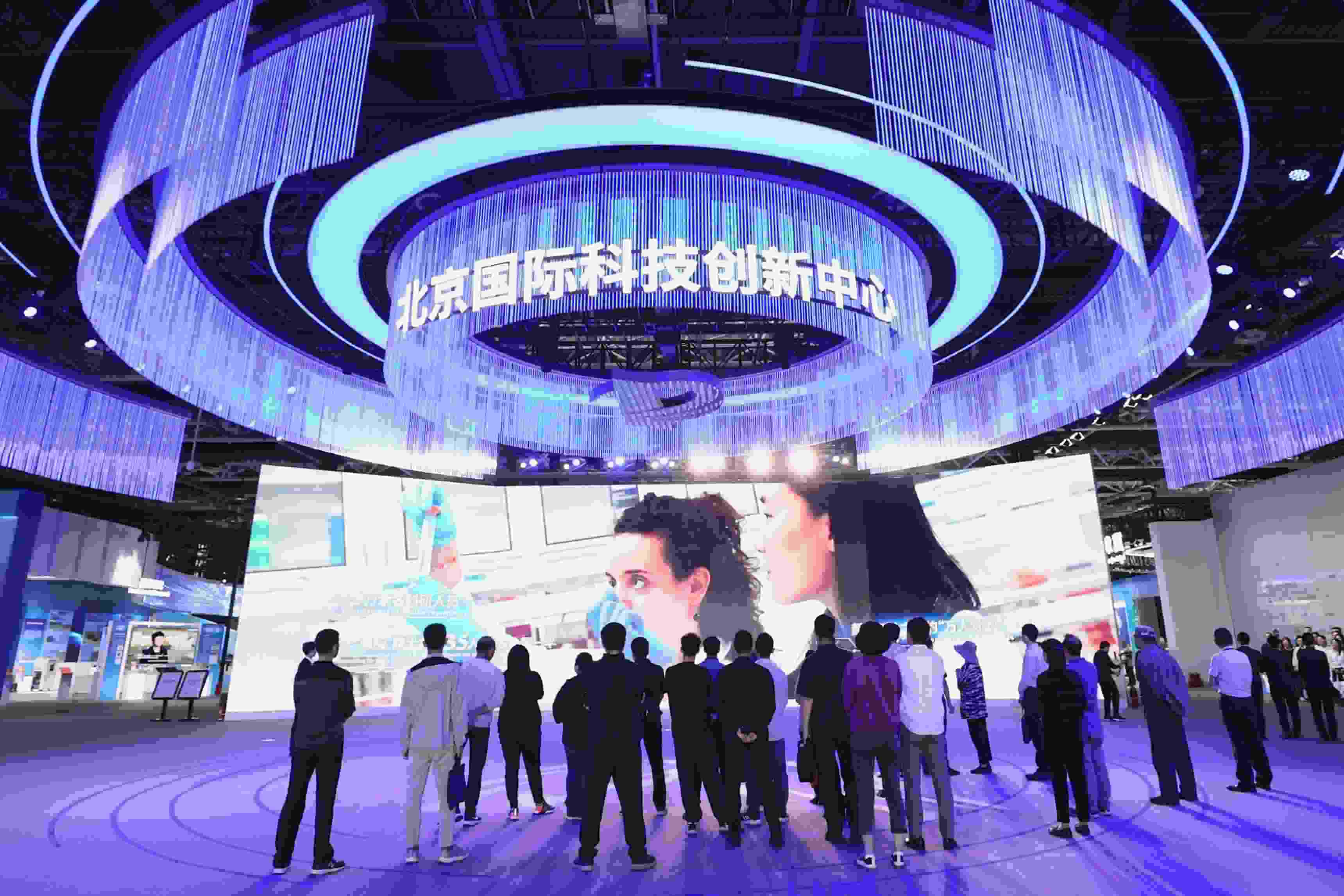 △2024年5月11日，觀眾在中關(guān)村展示中心觀看科技創(chuàng)新宣傳片。