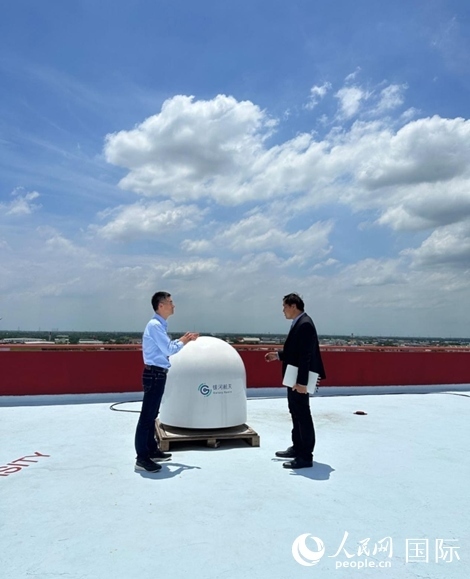 中泰兩國(guó)技術(shù)人員交流低軌寬帶衛(wèi)星互聯(lián)網(wǎng)運(yùn)行情況。人民網(wǎng)記者 簡(jiǎn)承淵攝