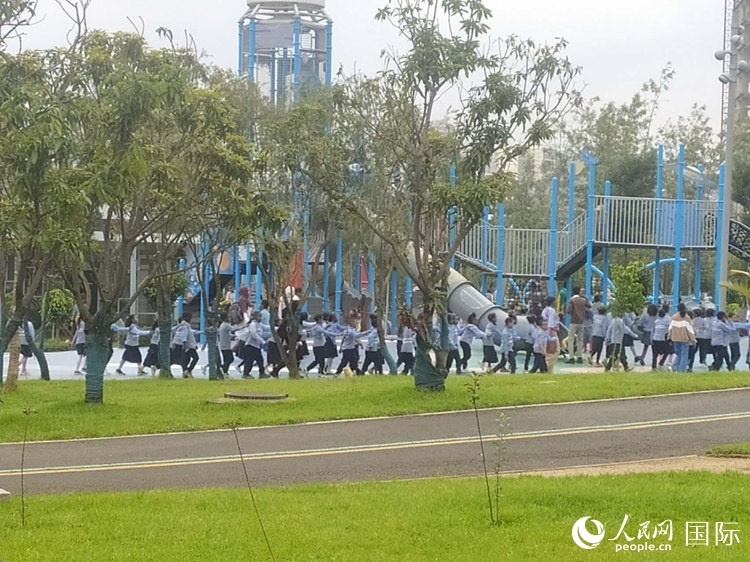 當(dāng)?shù)貎和诠珗@做游戲。人民網(wǎng)記者 黃培昭攝