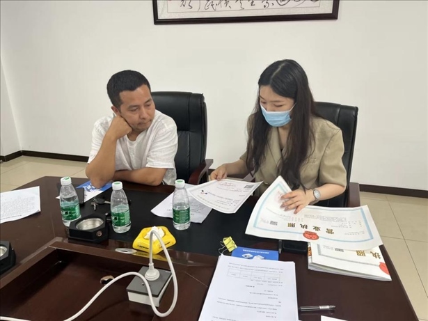 成都市溫江區(qū)市場監(jiān)管局在區(qū)農(nóng)副產(chǎn)品流通交易中心為商戶上門辦理“個轉(zhuǎn)企”登記。成都市市場監(jiān)管局供圖