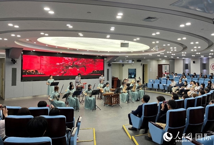 北京第二外國語學(xué)院學(xué)生帶來民樂表演。人民網(wǎng)記者 陳思攝