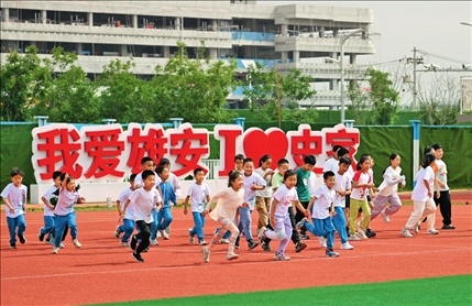 雄安史家胡同小學學生在操場上運動(2024年5月21日攝)牟宇攝/本刊