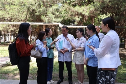 聯(lián)合采訪團(tuán)隊(duì)在采訪塔吉克斯坦中央眼科醫(yī)院副院長馬爾索羅夫·薩爾杜洛。胡澤曦?cái)z