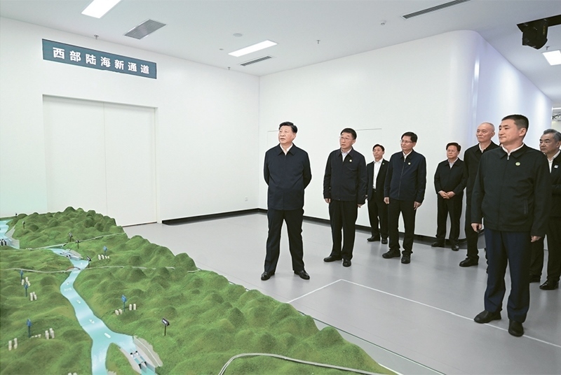 2023年12月14日至15日，中共中央總書(shū)記、國(guó)家主席、中央軍委主席習(xí)近平在廣西考察。這是14日上午，習(xí)近平在南寧市考察中國(guó)—東盟信息港股份有限公司，結(jié)合平陸運(yùn)河沙盤聽(tīng)取西部陸海新通道骨干工程建設(shè)匯報(bào)。 新華社記者 謝環(huán)馳/攝