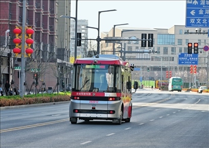 智能網(wǎng)聯(lián)巴士在雄安新區(qū)容東片區(qū)道路上行駛(2024年3月29日攝)牟宇攝/本刊