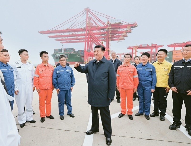 2024年5月22日至24日，中共中央總書(shū)記、國(guó)家主席、中央軍委主席習(xí)近平在山東考察。這是22日下午，習(xí)近平在日照港親切慰問(wèn)港口科技工作者、運(yùn)營(yíng)人員、航運(yùn)人員。 新華社記者 謝環(huán)馳/攝