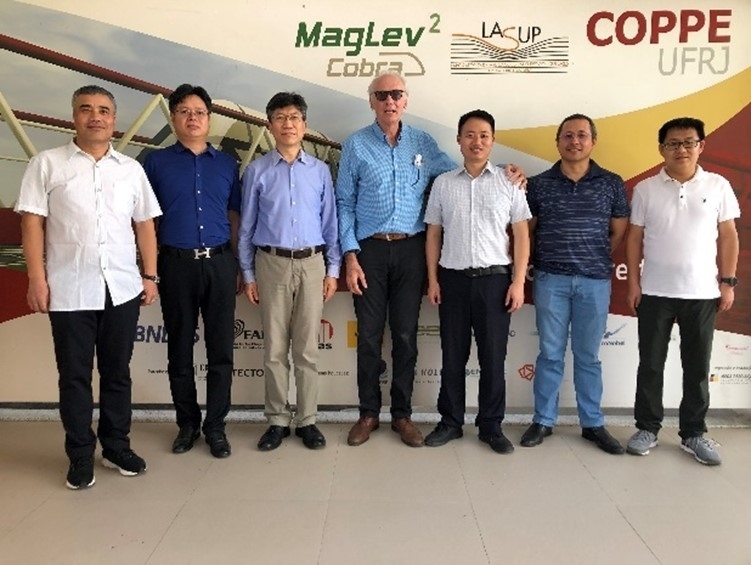 實(shí)驗(yàn)室建設(shè)團(tuán)隊(duì)主要負(fù)責(zé)人與巴西里約熱內(nèi)盧聯(lián)邦大學(xué)交流。西南交通大學(xué)供圖