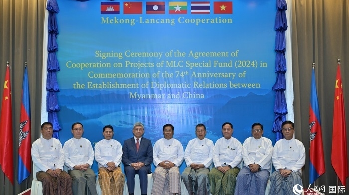 中國駐緬甸大使陳海（左四）與緬方執(zhí)行部委部長合影。人民網(wǎng)記者 謝佳君攝