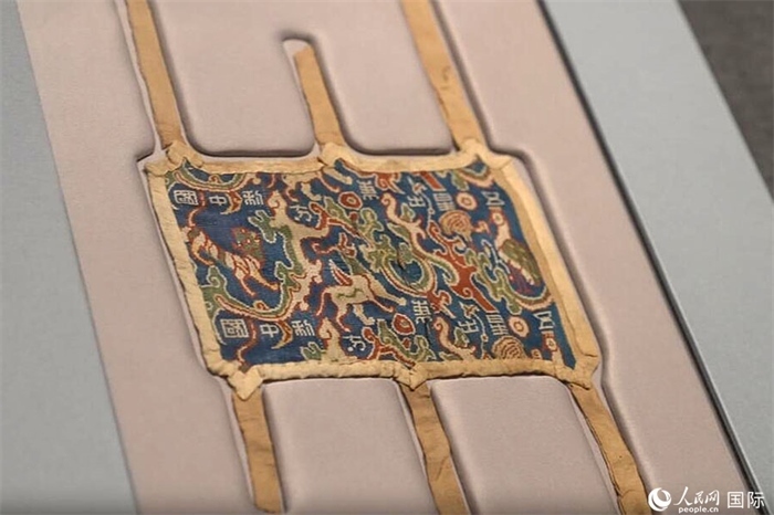 “五星出東方利中國”織錦護(hù)臂。人民網(wǎng)記者 張麗婭攝