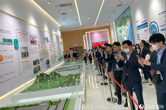 日本創(chuàng)價(jià)學(xué)會(huì)青年代表團(tuán)在烏魯木齊市文化中心規(guī)劃館參觀。人民網(wǎng)記者 張麗婭攝