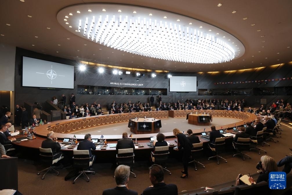 這是6月14日在比利時布魯塞爾北約總部拍攝的北約防長會現(xiàn)場。新華社記者 趙丁喆 攝