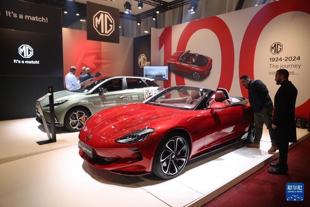 2024年1月17日，人們在比利時布魯塞爾舉辦的2024布魯塞爾汽車展上參觀上汽名爵電動汽車。新華社記者 趙丁喆 攝