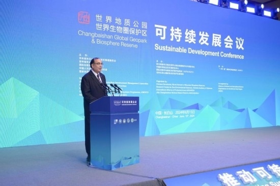  6月15日，聯(lián)合國教科文組織東亞地區(qū)辦事處主任夏澤翰在“長白山·世界地質(zhì)公園、世界生物圈保護區(qū)可持續(xù)發(fā)展會議”上做主旨演講。新華社發(fā)