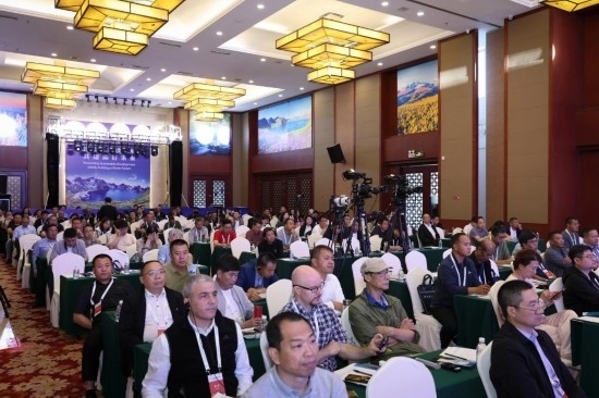  6月15日，“長白山·世界地質(zhì)公園、世界生物圈保護區(qū)可持續(xù)發(fā)展會議”現(xiàn)場。新華社發(fā)