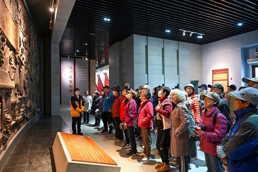 △ 2024年4月10日，北京朝陽(yáng)區(qū)安慧里社區(qū)黨委組織離退休黨員參觀“明鏡昭廉”明代反貪尚廉歷史文化園。
